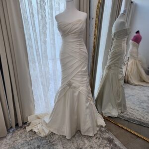 Elegant White Strapless Wedding Dress